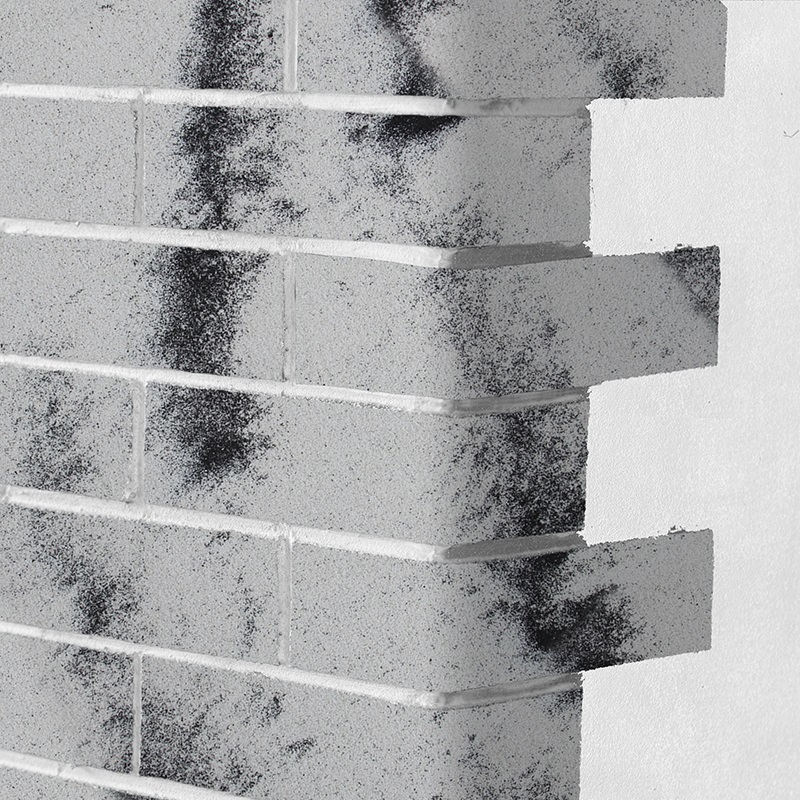 Ohebný kamenný obklad barvy bílého křemene s černým žíháním. Velice moderní dekor. Inspirováno měsíčním kamenem z naleziště v Indii. Inverzní obklad k dekoru Madagaskar - možné kombinace rozšiřují kreativní využití v interieru i exteriéru.